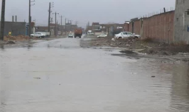 معضل تجمع آبهای سطحی و نامناسب بودن راه های مواصلاتی چندین روستا در شهرستان بناب