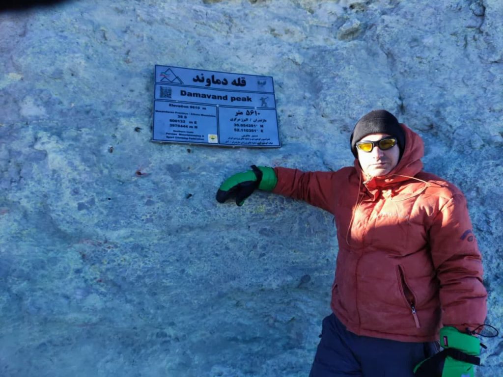 کارمند دانشگاه بناب در چهارچوب یک برنامه فرهنگی و ورزشی، به مرتفع‌ترین قله در ایران صعود کرد.
